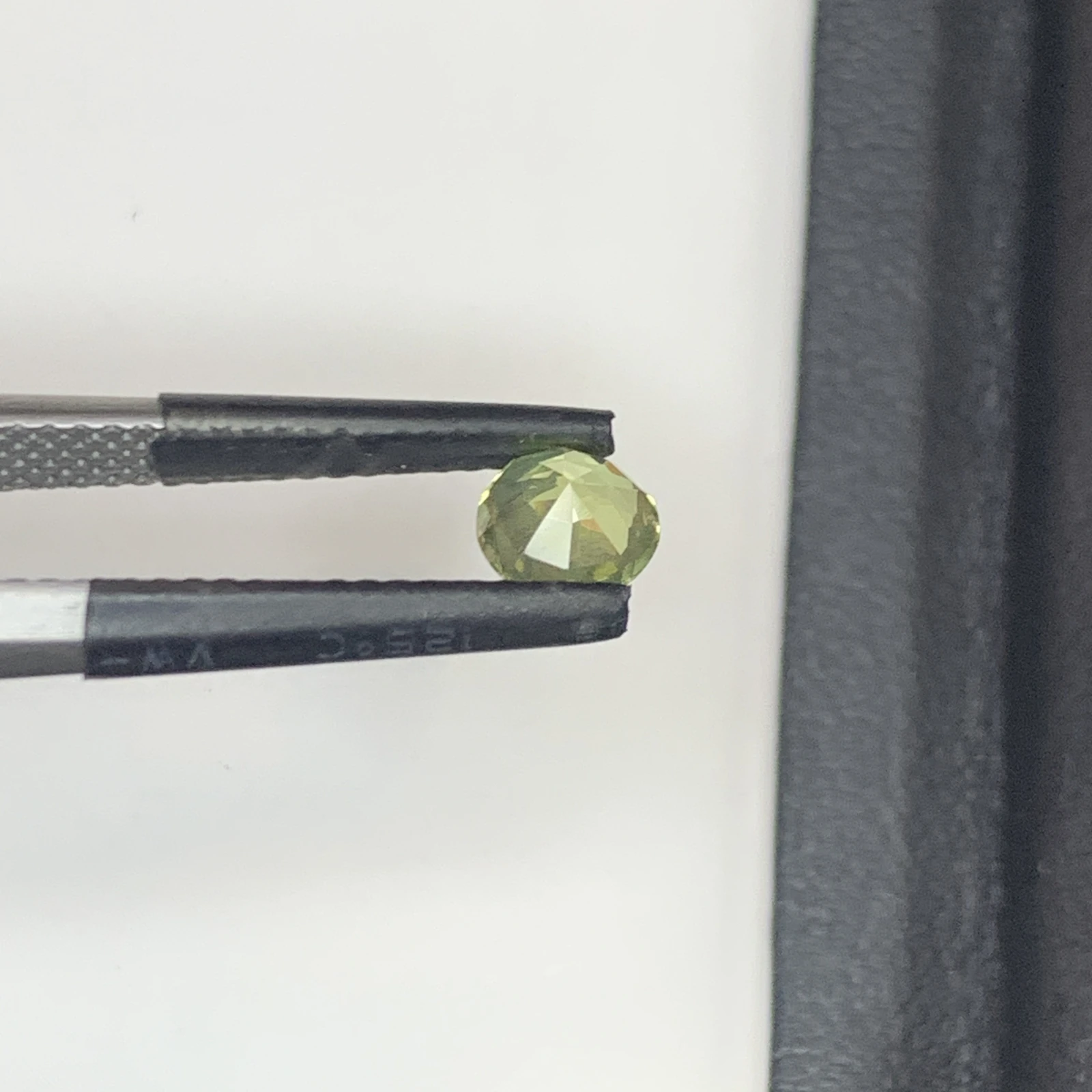 IGI Certified 0.67 ct Natural Green/Purplish Brown Alexandrite Round Shape Loose Gemstone from Sri Lanka — view 15